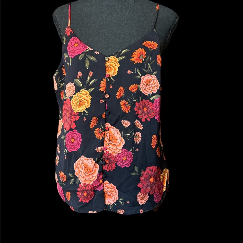 Cute floral top NWT size M